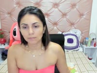 Mi show se
ilumina y resplandece cuando estas dentro de mi; como si me embrujaras con
tus peticiones, fantasías y deseos... Vivo ardiente por complacer tus sueños
eróticos... juego con mis tetas... disfruto con una polla bien rica dentro de
mi coño y culo.