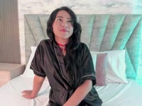 es la combinación perfecta entre misterio y deseo. Con una figura esbelta y una presencia delicada, transmite una elegancia natural que se siente suave, pero intensamente seductora. A primera vista puede parecer tímida, de esas que hablan más con la mirada que con las palabras, pero detrás de esa calma hay una sensualidad que se va apoderando poco a poco.
Ella no se apresura… te envuelve. Cada movimiento, cada gesto y cada sonrisa sutil parecen pensados para llevarte a su ritmo. Allison juega con esa línea entre la inocencia y la tentación, creando una conexión que se siente cercana, casi como un secreto compartido.