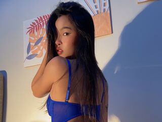 fingering cam girl SessahMi