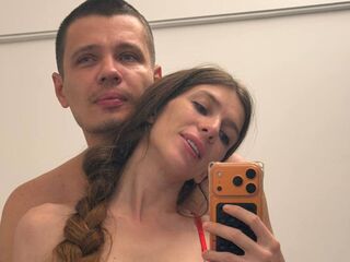 camcouple masturbating with vibrator MissAndKis