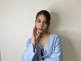 camgirl playing with vibrator AlishiaCowlin