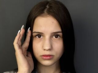 camslut showing tits AnnetPintonin