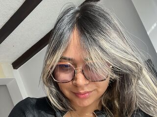 camgirl masturbating with sex toy DariBetancourt