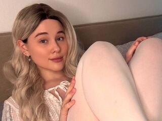 camgirl playing with dildo DeluaMoon