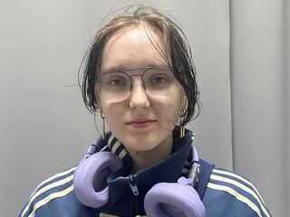 chatroom webcam DoraDawson