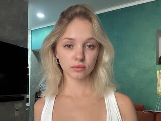 camslut showing pussy EveMorrison