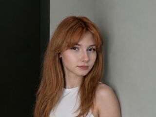 girl showing tits JeniceRadulescu