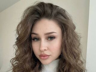 girl showing tits JunitaDroze