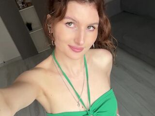live webcam performer KarmenZeinert