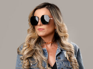 camwhore fingering pussy KiaraMoraes