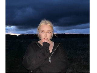 cam girl masturbating with vibrator LitaBloom