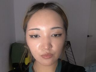 topless webcamgirl MiaChinessa