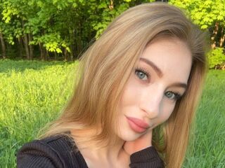 camslut fingering shaved pussy ValenciaZarrabi